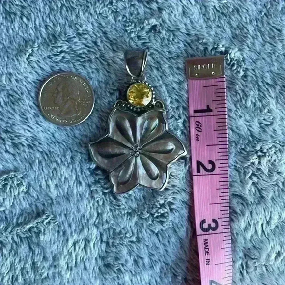 Grey Flower with Yellow Round Set Silver Pendant - Picture 3 of 5